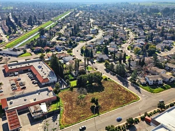 7200 Meadowgate DR, Sacramento, CA 95823