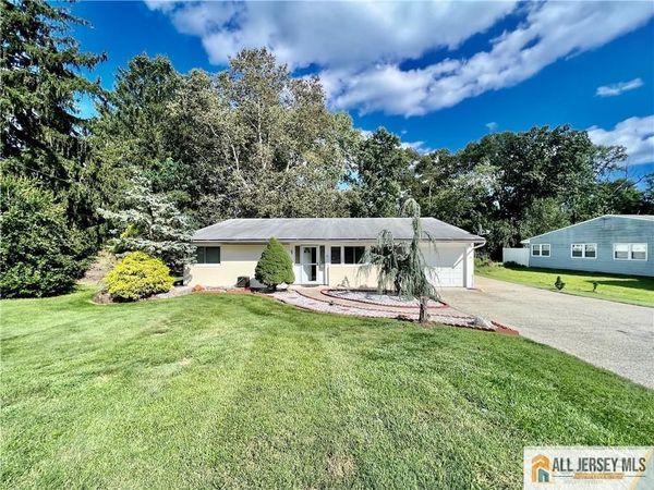 18 Dawson Road, Kendall Park, NJ 08824