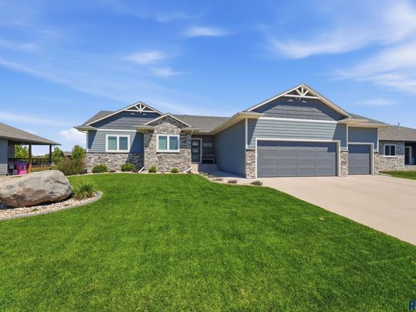 6616 E 33rd St, Sioux Falls, SD 57110