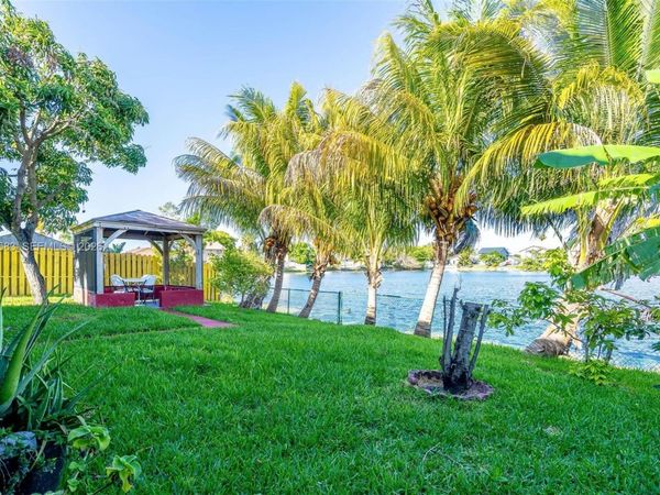 1001 SW 100th Ter, Pembroke Pines, FL 33025
