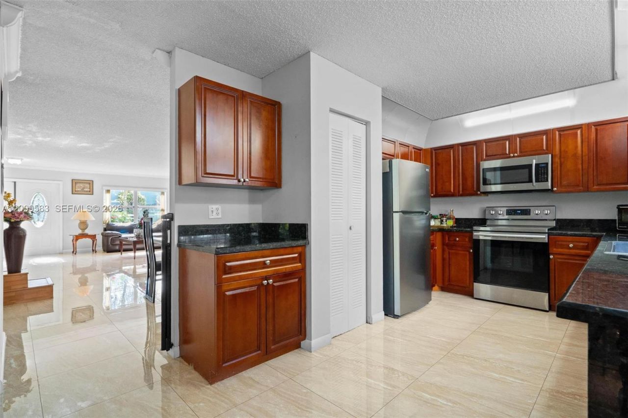 1001 SW 100th Ter, Pembroke Pines, FL 33025 Photo