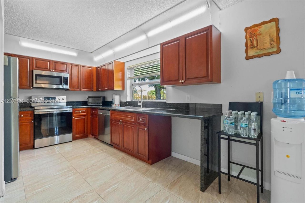 1001 SW 100th Ter, Pembroke Pines, FL 33025 Photo