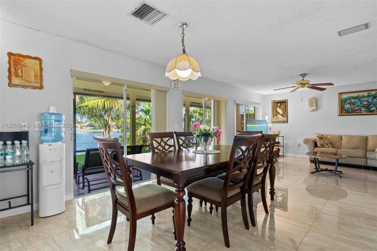 1001 SW 100th Ter, Pembroke Pines, FL 33025 Photo