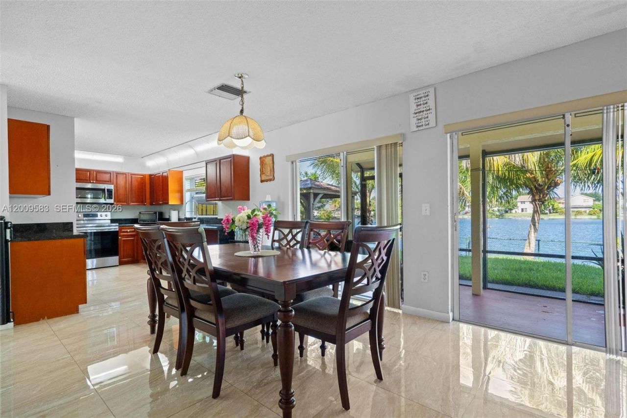 1001 SW 100th Ter, Pembroke Pines, FL 33025 Photo