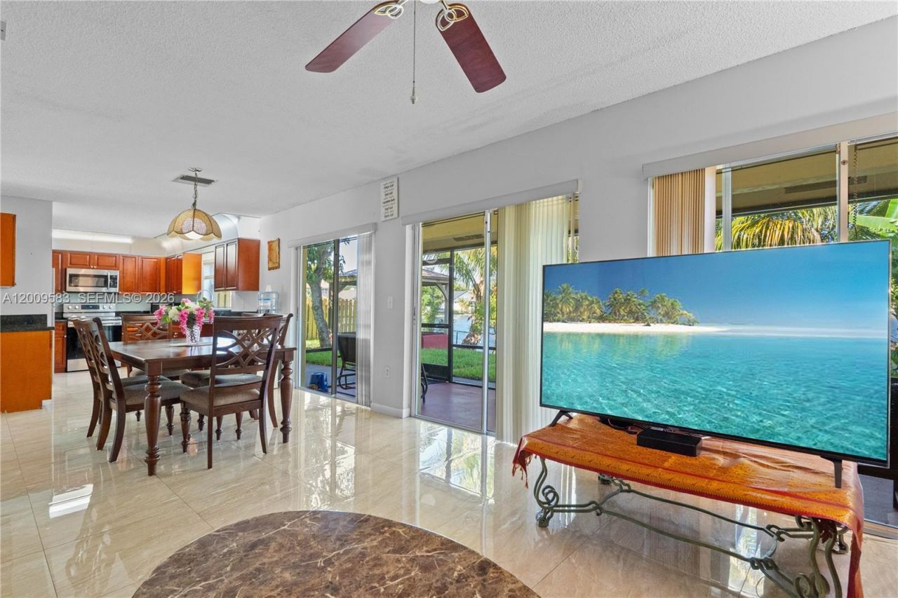 1001 SW 100th Ter, Pembroke Pines, FL 33025 Photo