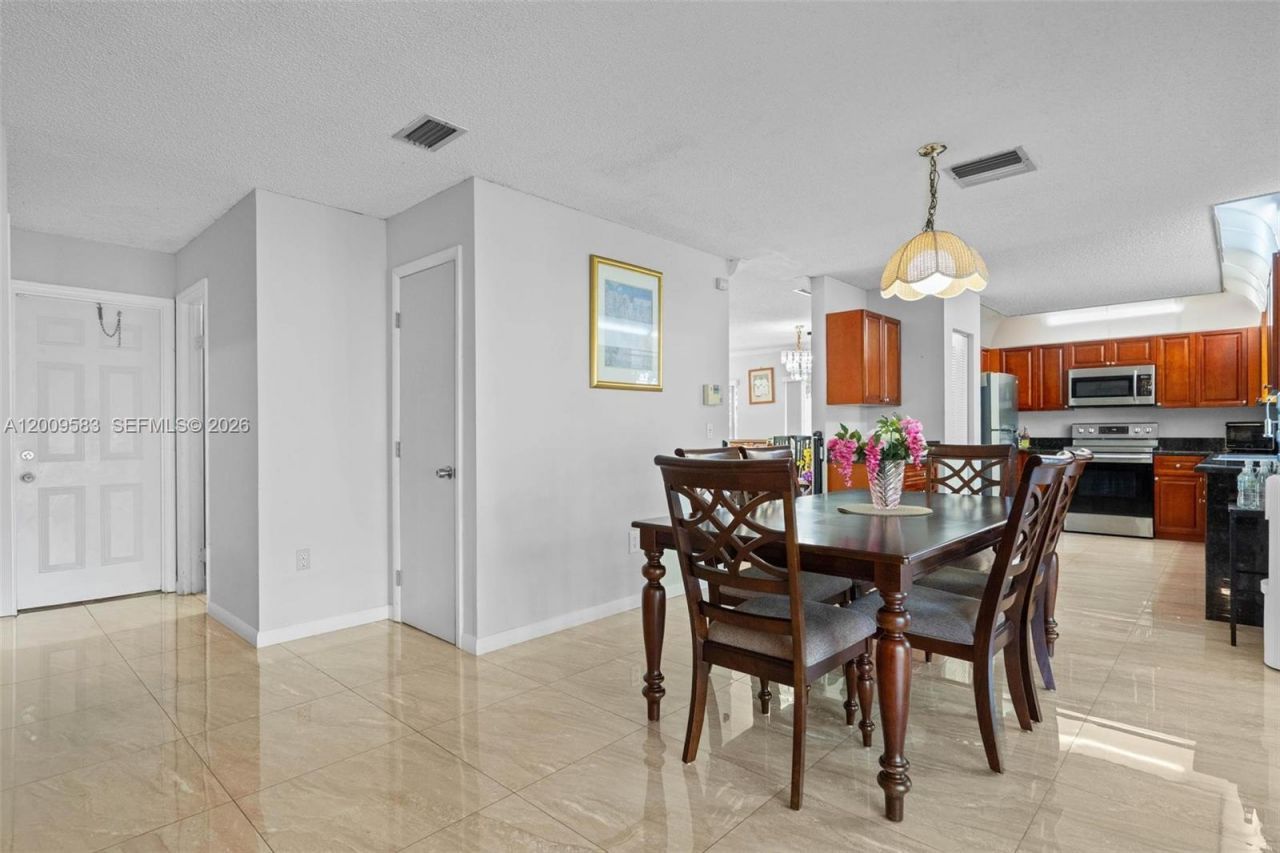 1001 SW 100th Ter, Pembroke Pines, FL 33025 Photo