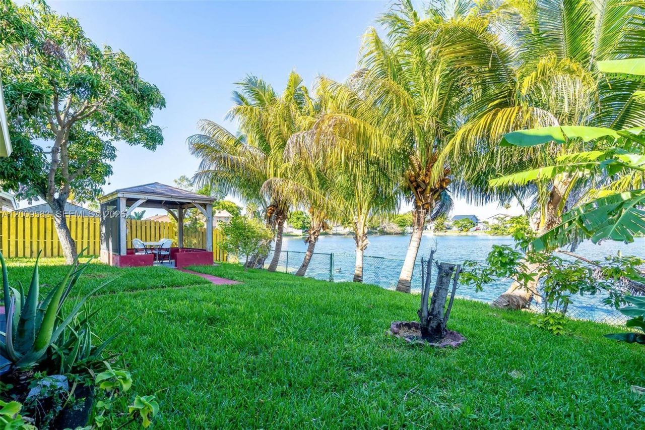 1001 SW 100th Ter, Pembroke Pines, FL 33025 Photo