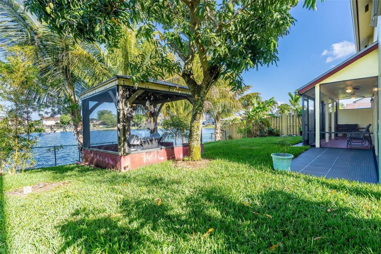 1001 SW 100th Ter, Pembroke Pines, FL 33025 Photo