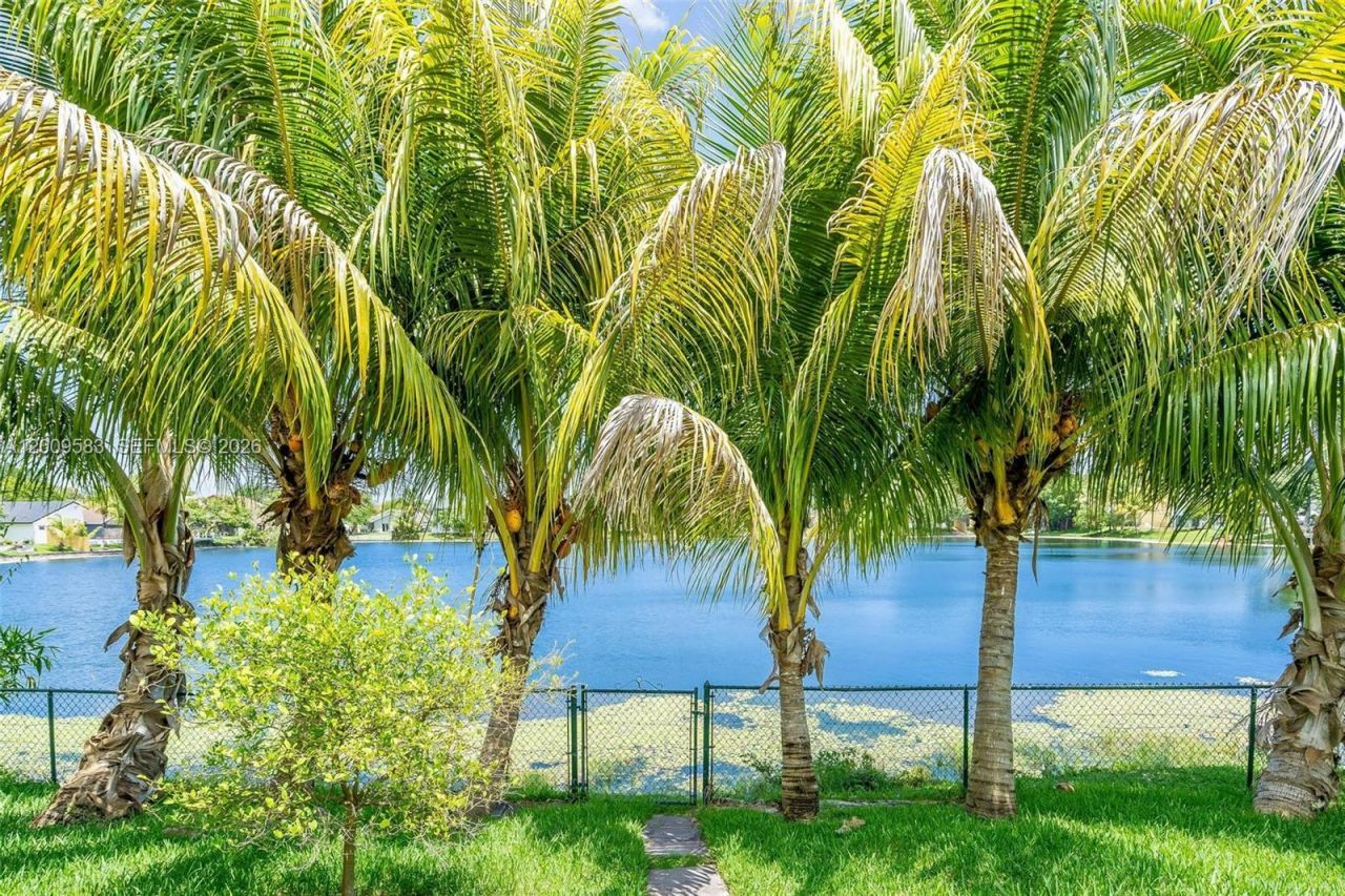 1001 SW 100th Ter, Pembroke Pines, FL 33025 Photo