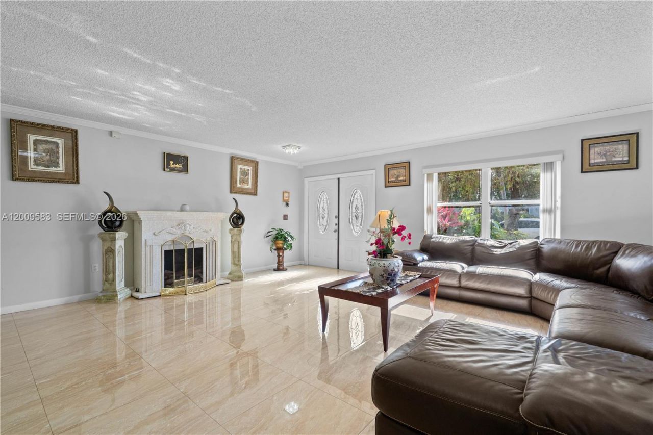1001 SW 100th Ter, Pembroke Pines, FL 33025 Photo