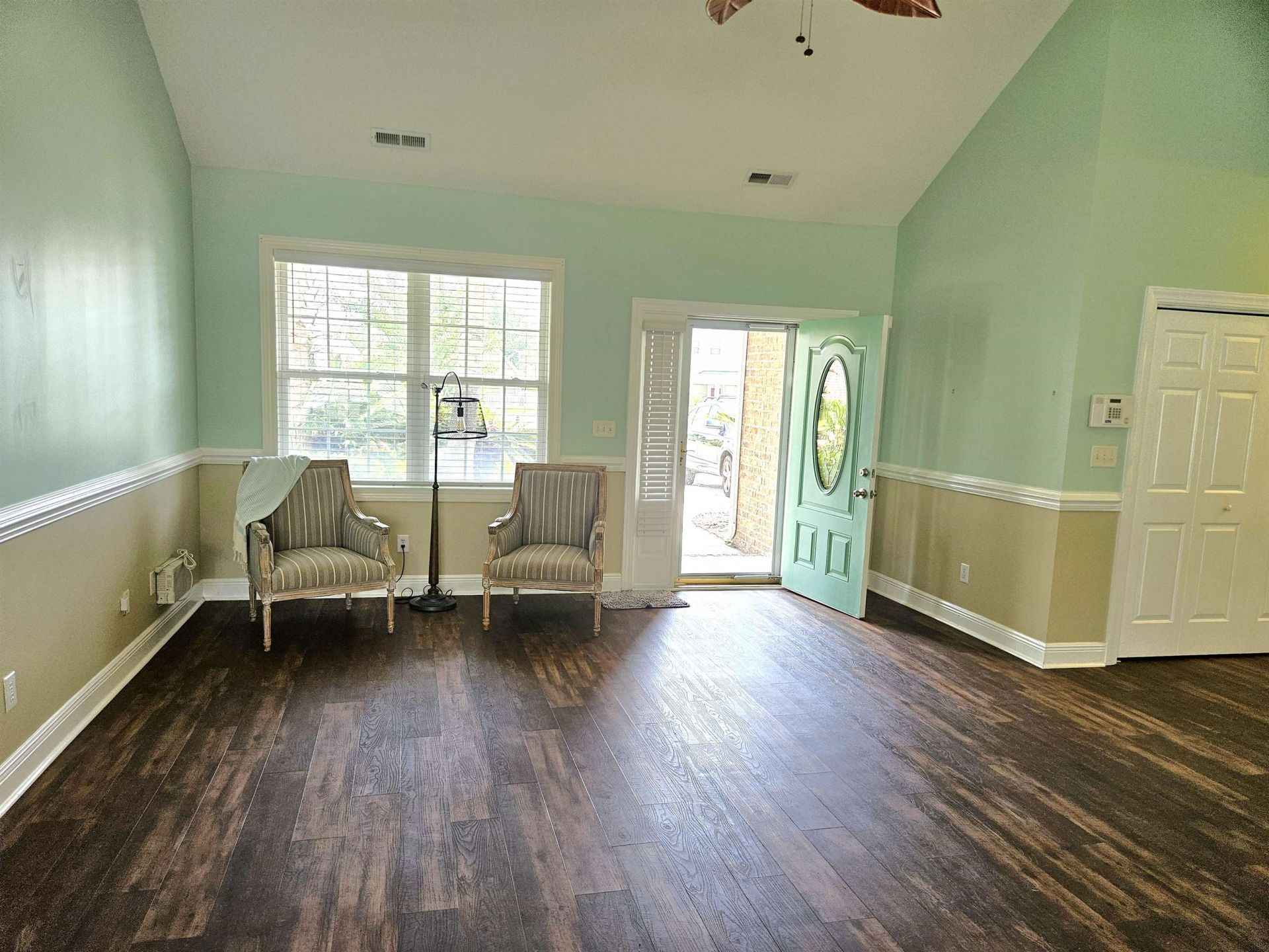 1028 Cherry Tree Ln. Photo 4