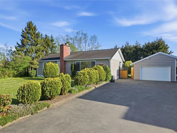 2153 James White Blvd , Sidney, BC V8L 1Y9