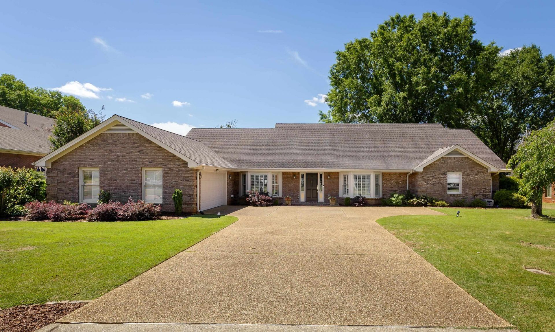 1924 Charlotte Ct, Florence, AL 35630 Main Photo