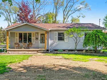 401 Lakeview Street, Holly Vlg, MI 48442