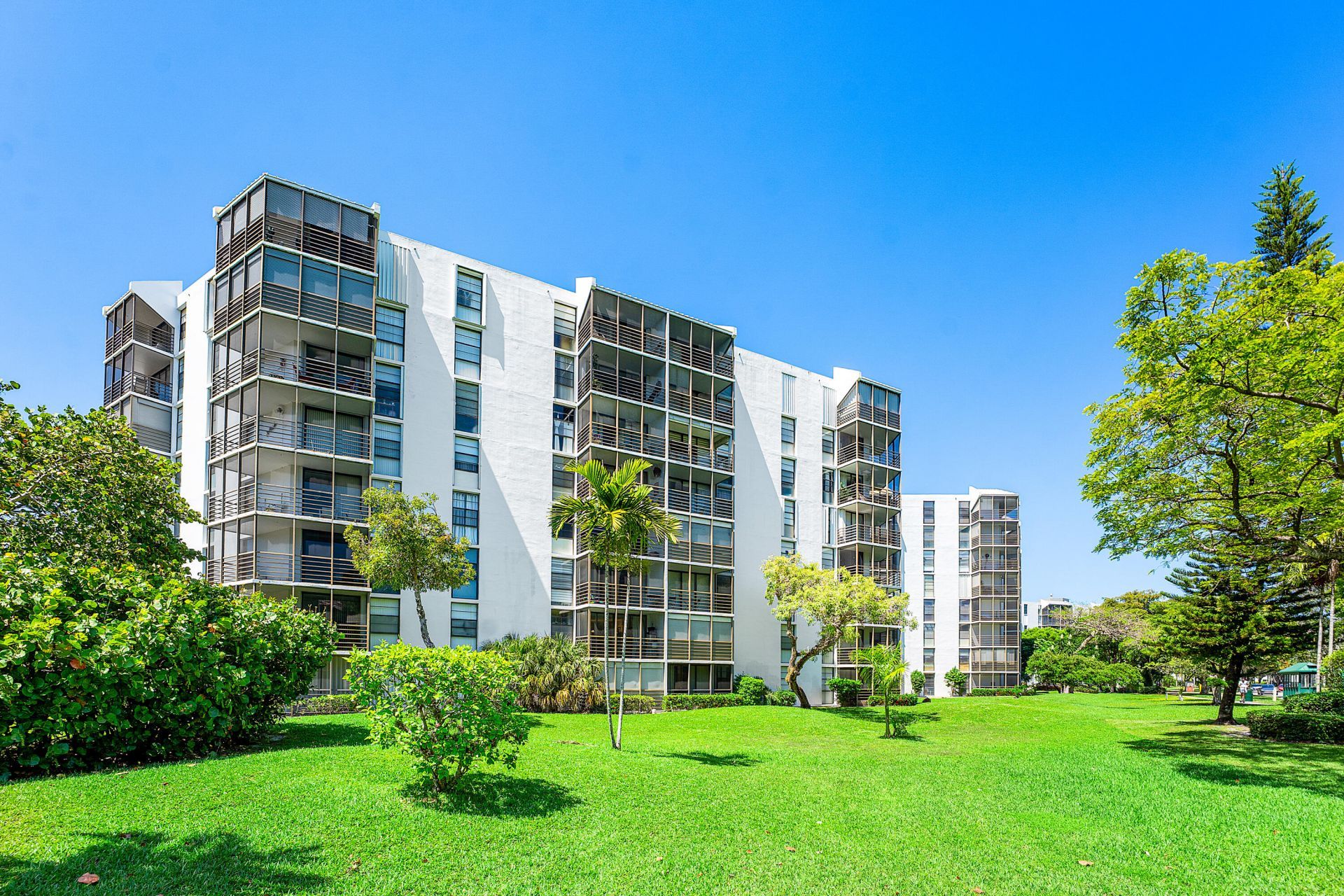 20500 W Country Club Drive, Unit 210, Aventura, FL 33180 Photo