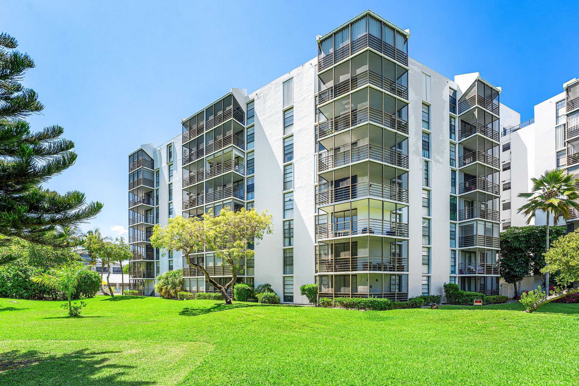 20500 W Country Club Drive, Unit 210, Aventura, FL 33180 Photo