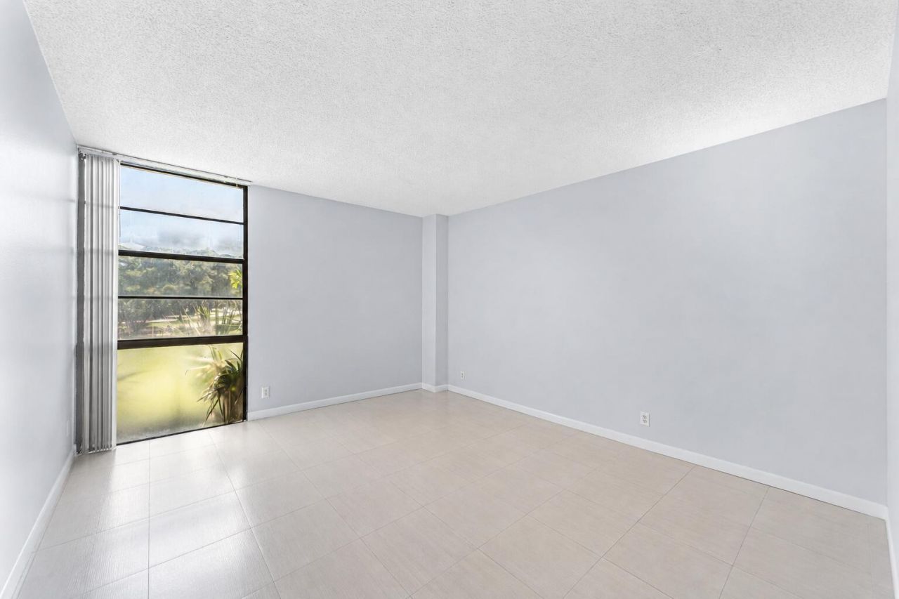 20500 W Country Club Drive, Unit 210, Aventura, FL 33180 Photo