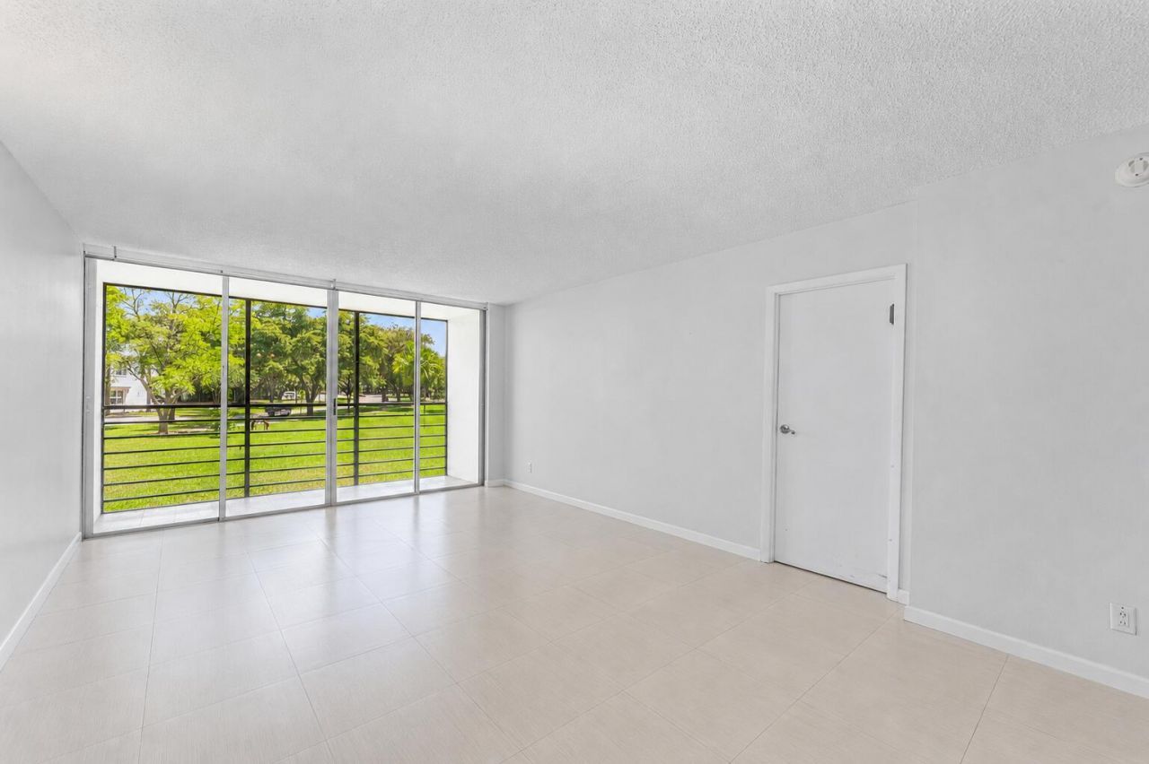 20500 W Country Club Drive, Unit 210, Aventura, FL 33180 Photo