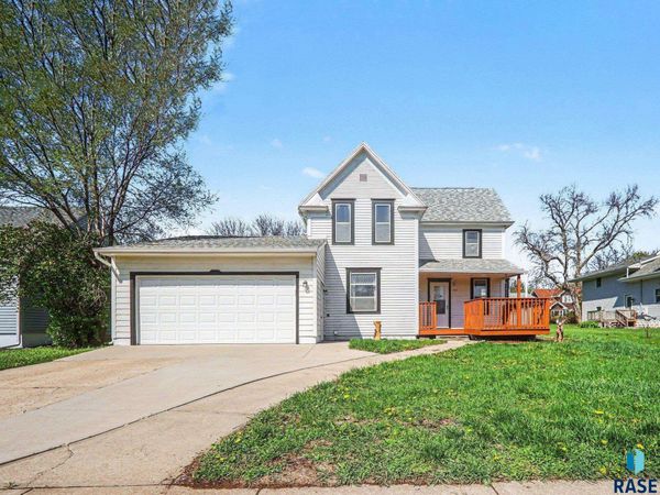 305 N Main St, Lennox, SD 57039