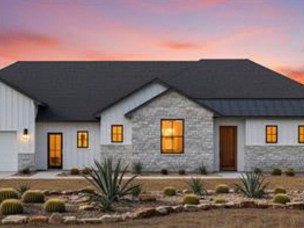 221 Charro Vista DR, Driftwood, TX 78619