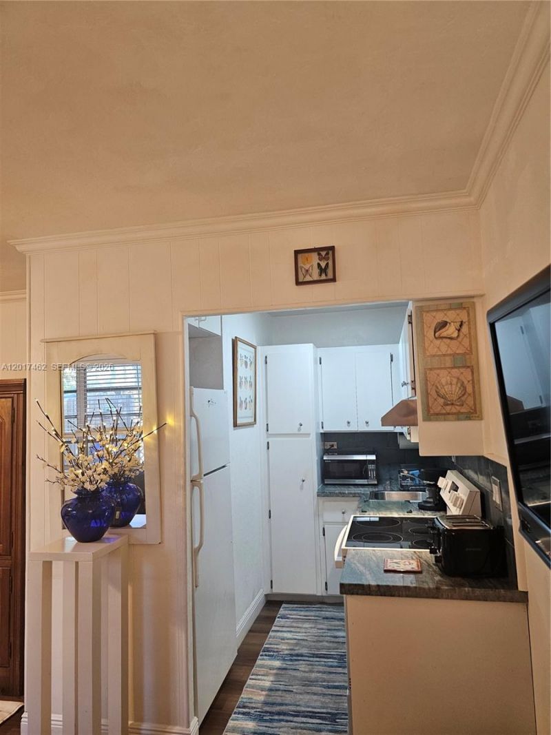 325 Fernwood Rd , Unit 10, Key Biscayne, FL 33149 Photo