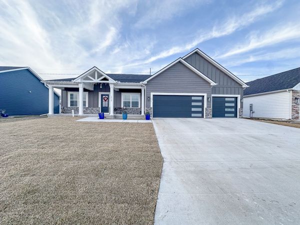 1717 S Stone Creek Boulevard , Urbana, IL 61802