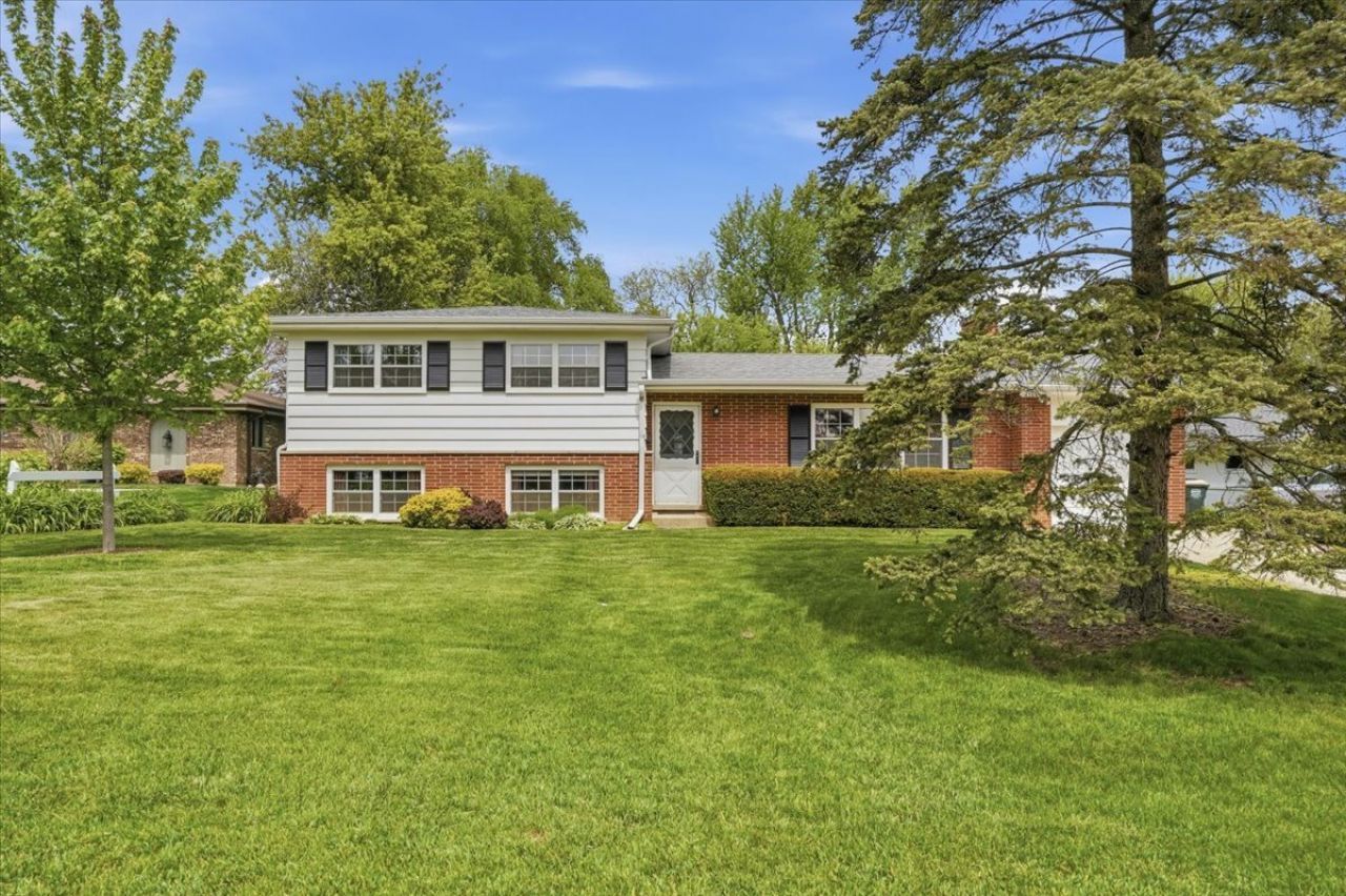 1046 Crane Boulevard, Libertyville, IL 60048 Main Photo