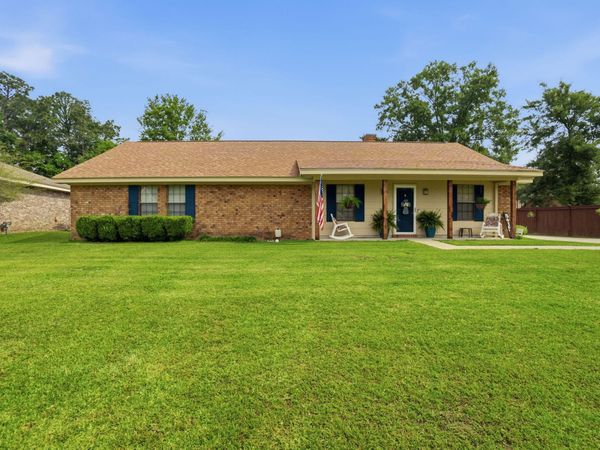 203 Chesterfield Rd., Hattiesburg, MS 39402