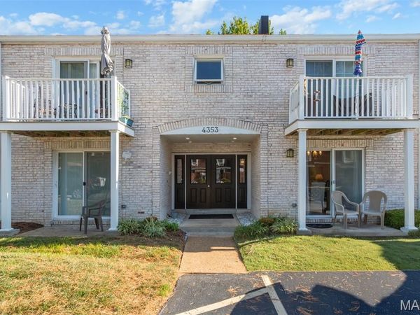 4353 Chateau De Ville Drive, Unit D, Oakville, MO 63129