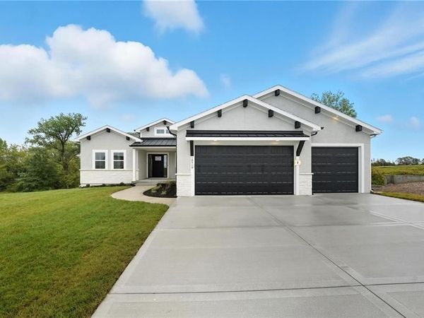 4484 Tee Box Drive, Basehor, KS 66007