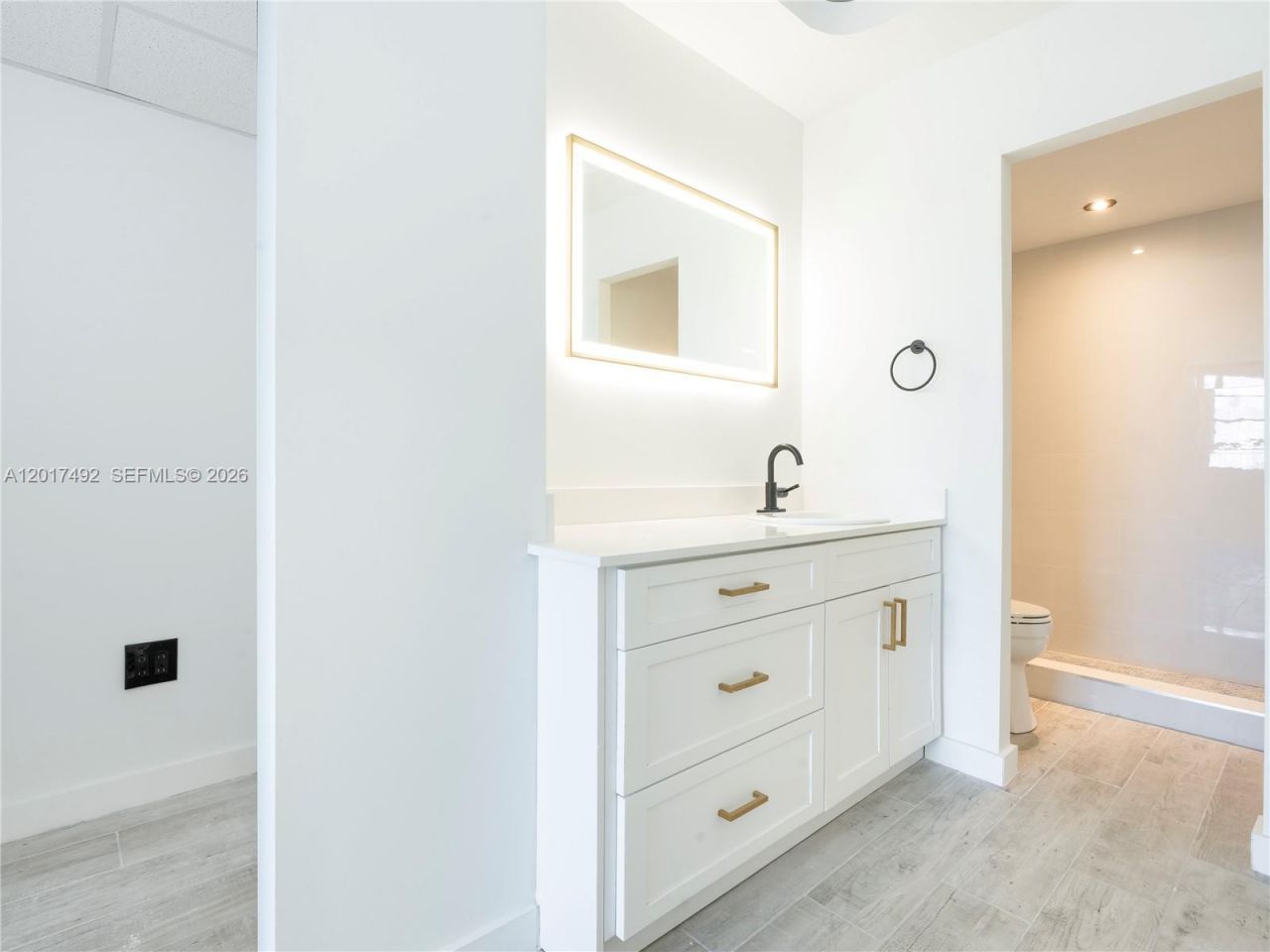 300 Bayview Dr , Unit 2115, Sunny Isles Beach, FL 33160 Photo