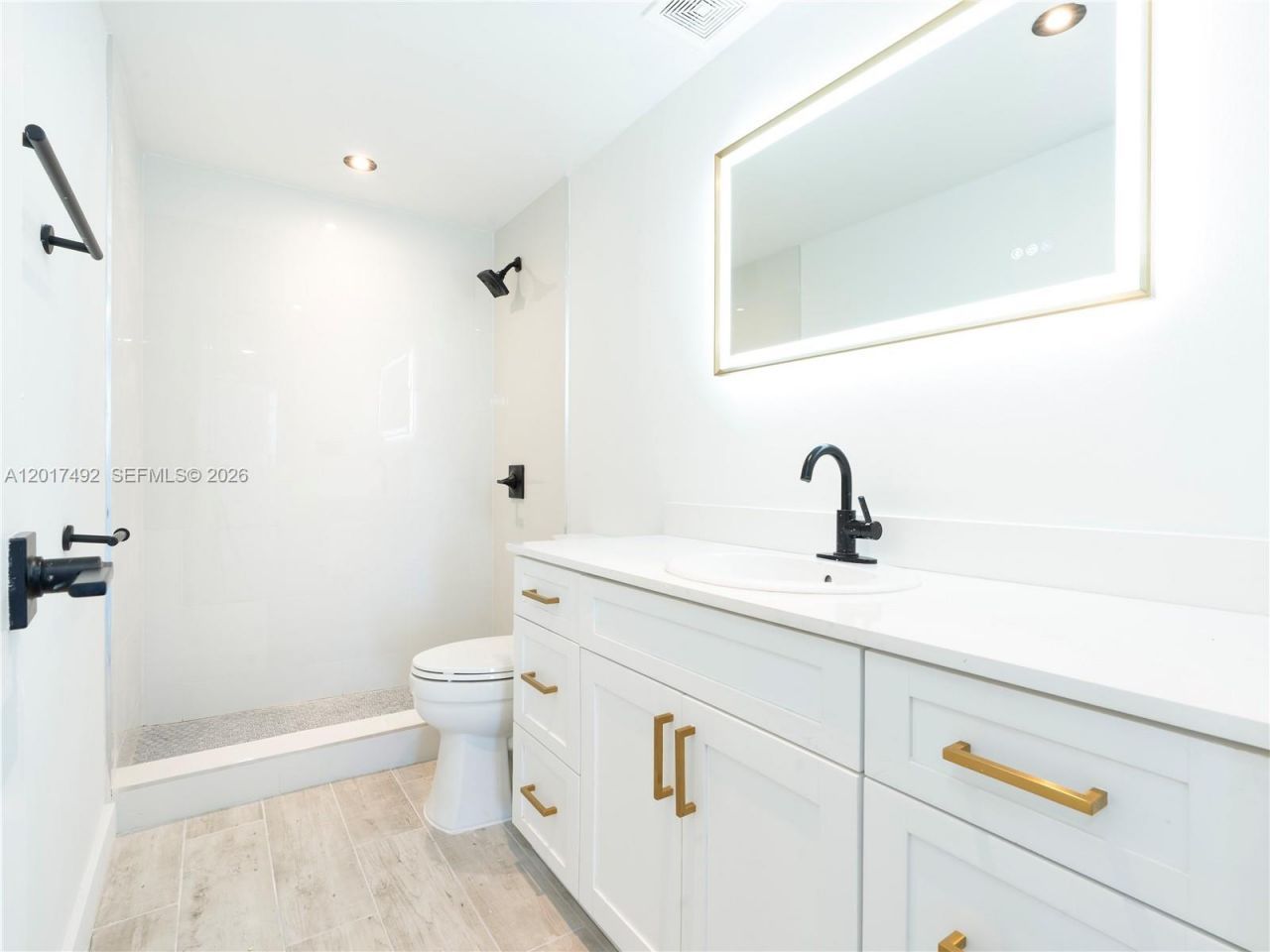 300 Bayview Dr , Unit 2115, Sunny Isles Beach, FL 33160 Photo