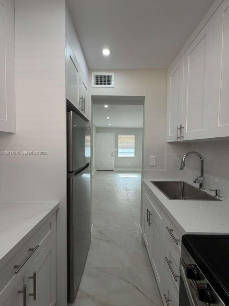 932 NW 5th St , Unit 3, Miami, FL 33128 Photo