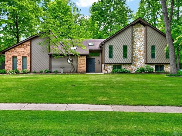 212 Walnut Grove Drive, Washington TWP, OH 45458