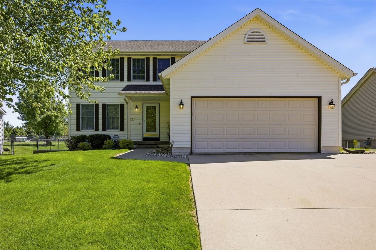 1217 Acacia Drive Ne, Cedar Rapids, IA 52402 Main Photo