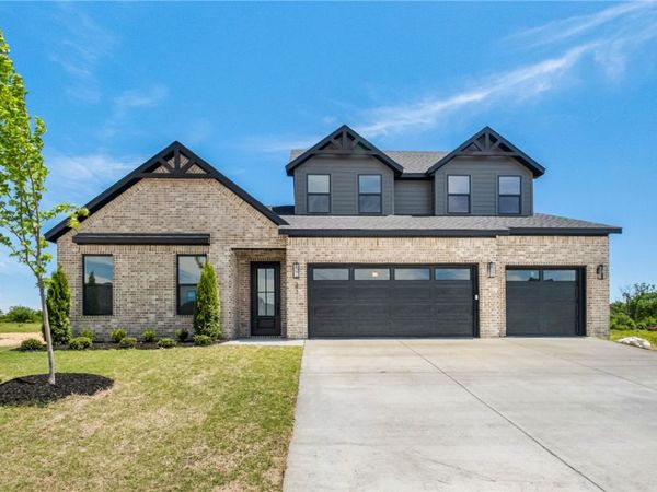 431 Silverview Avenue , Centerton, AR 72719