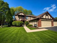 384 Sandhurst Circle, Glen Ellyn, IL 60137 primary photo