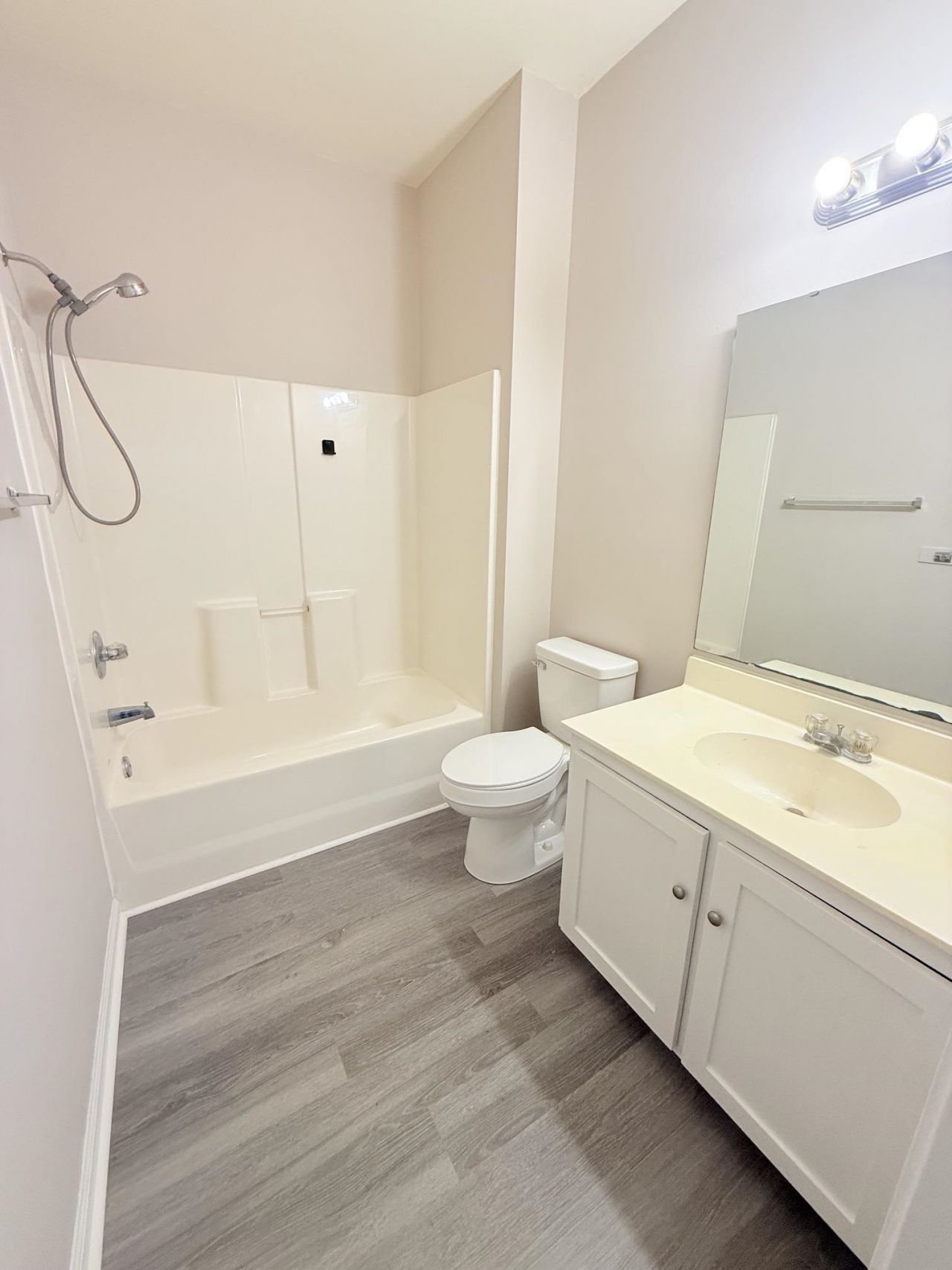 1306 River Oaks Dr.  Photo 6