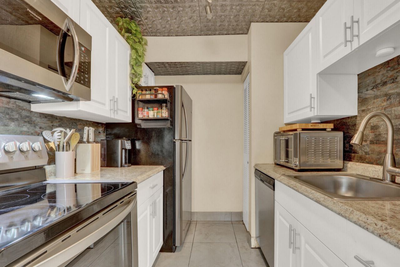 2116 Sherwood Forest Boulevard, Unit 28, West Palm Beach, FL 33415 Photo
