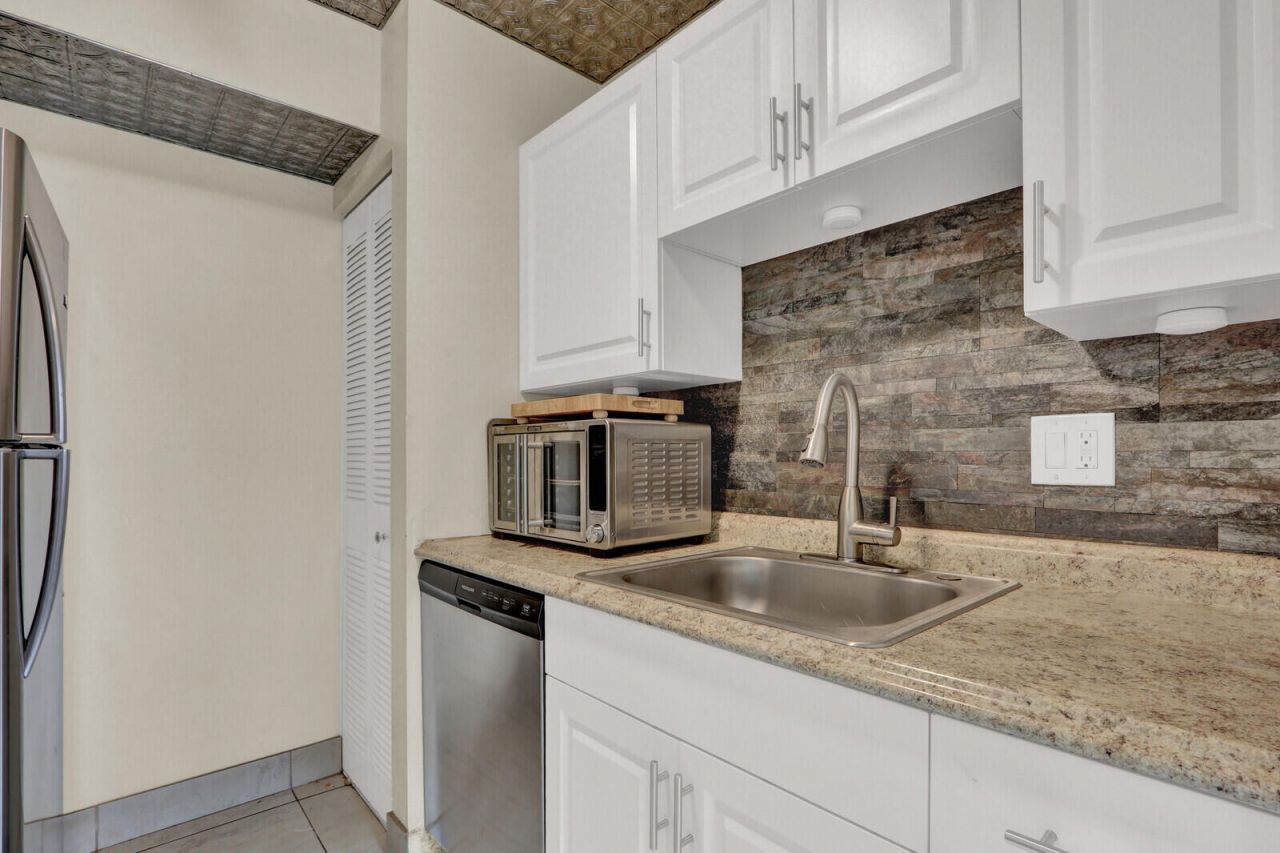 2116 Sherwood Forest Boulevard, Unit 28, West Palm Beach, FL 33415 Photo