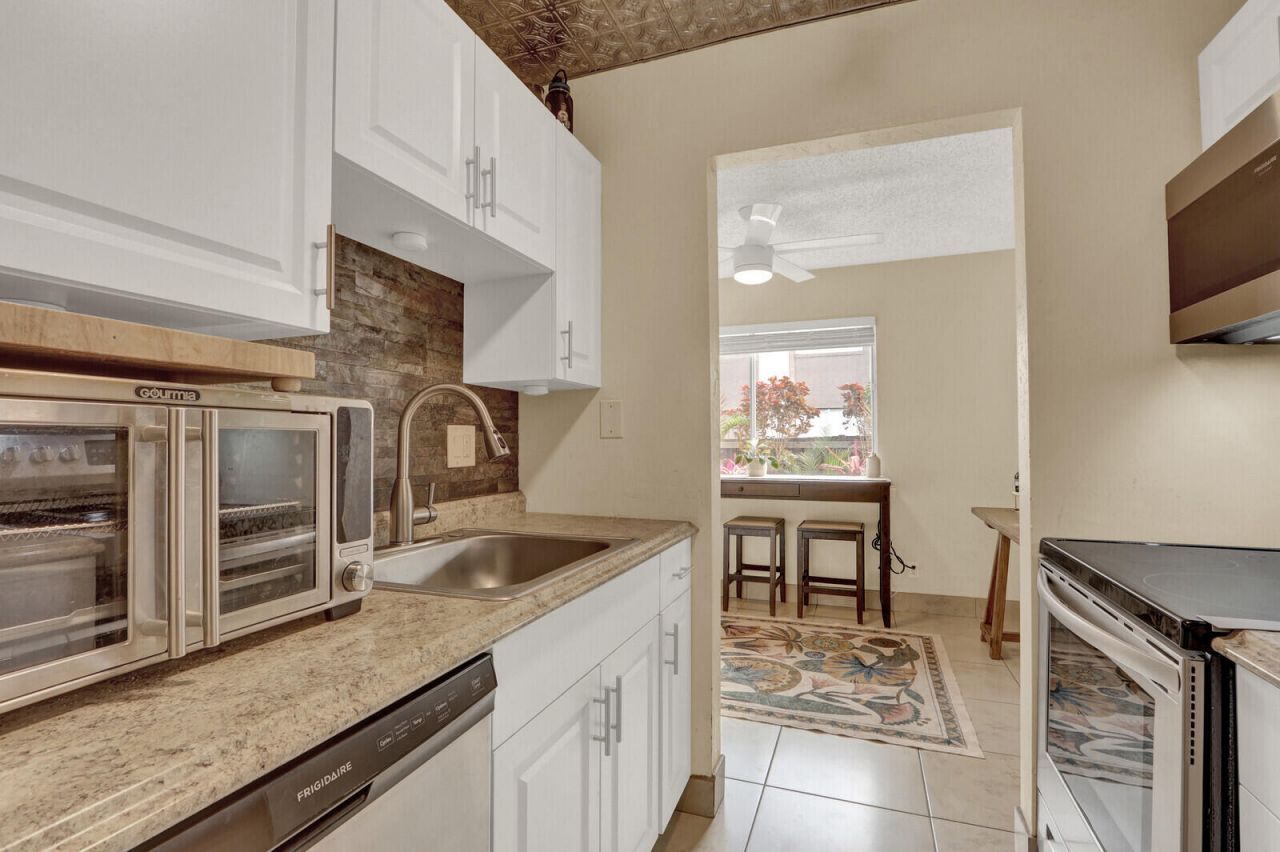 2116 Sherwood Forest Boulevard, Unit 28, West Palm Beach, FL 33415 Photo