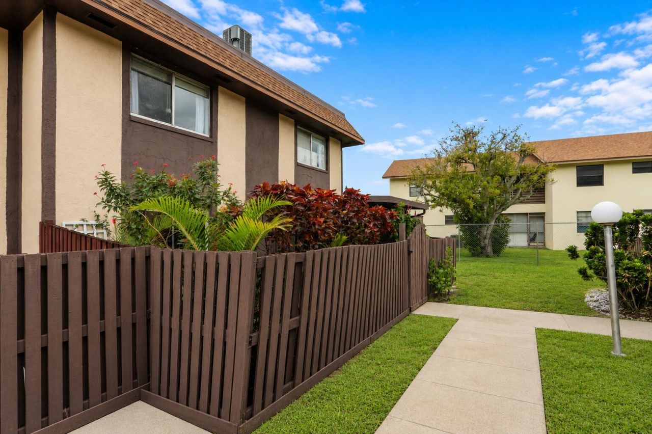 2116 Sherwood Forest Boulevard, Unit 28, West Palm Beach, FL 33415 Photo