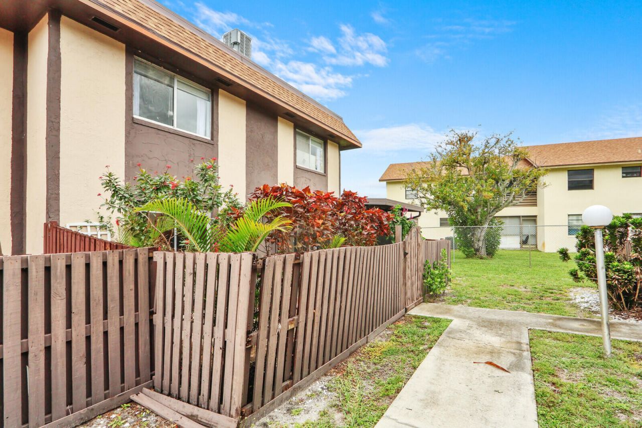 2116 Sherwood Forest Boulevard, Unit 28, West Palm Beach, FL 33415 Photo