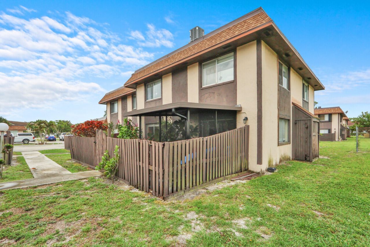 2116 Sherwood Forest Boulevard, Unit 28, West Palm Beach, FL 33415 Photo