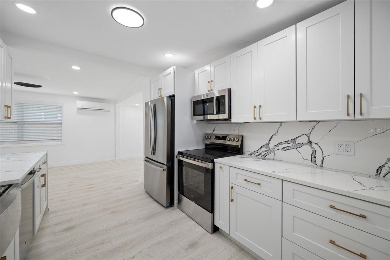 6908 11th Avenue E, Palmetto, FL 34221 Photo