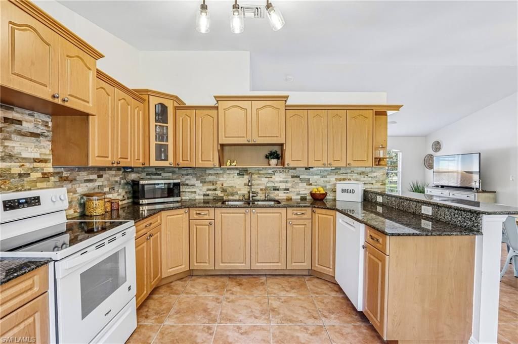 3360 2nd Ave Ne, Naples, FL 34120 Photo