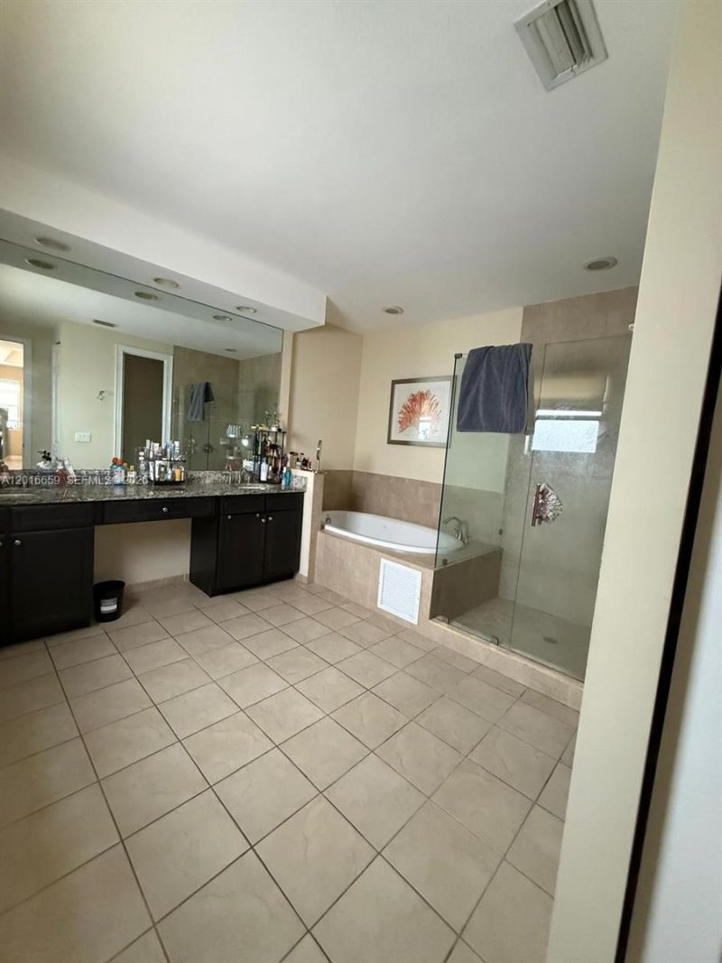 9845 NW 86th Ter, Doral, FL 33178 Photo