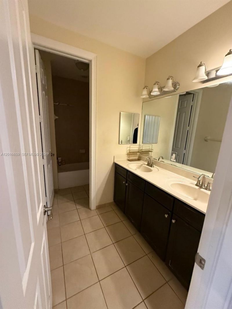 9845 NW 86th Ter, Doral, FL 33178 Photo