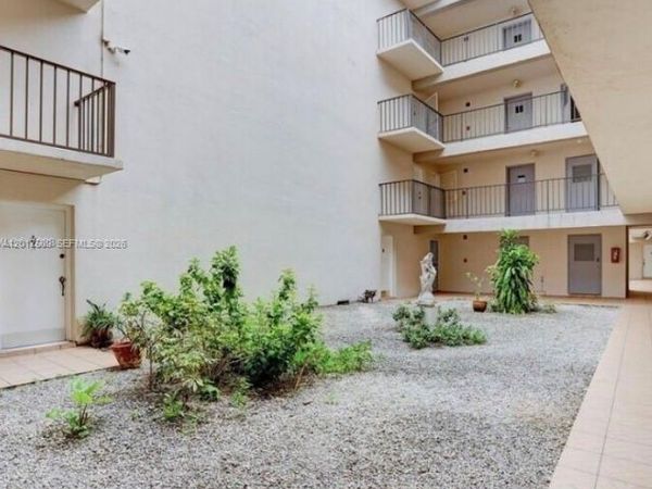 5501 NW 7th St, Unit E412, Miami, FL 33126