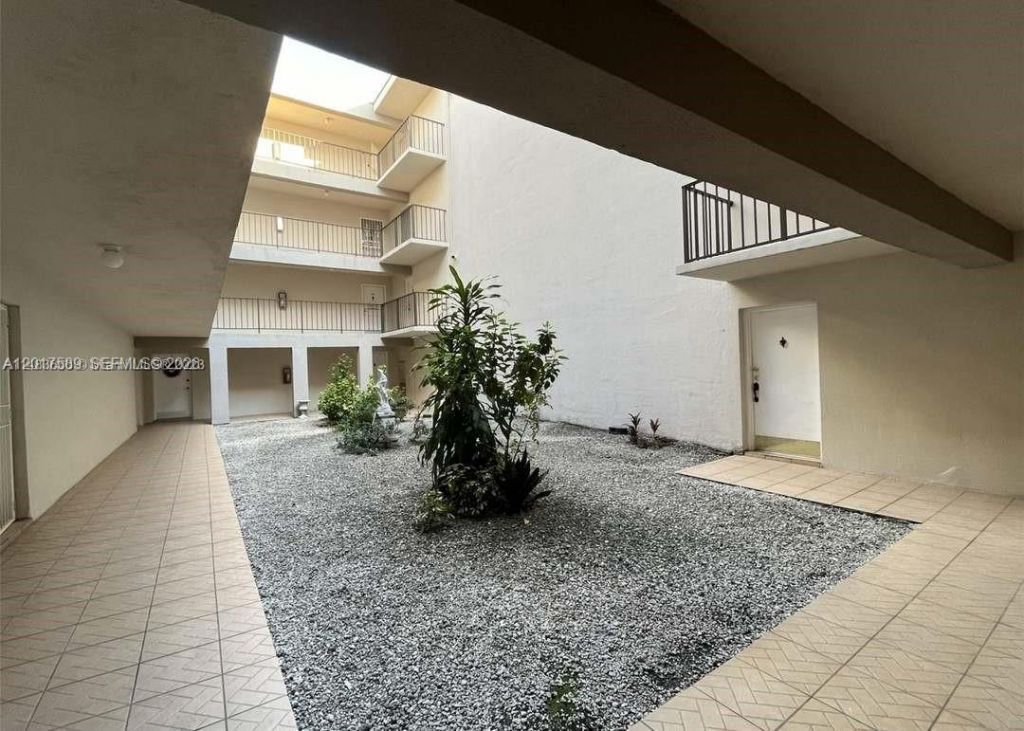 5501 NW 7th St, Unit E412, Miami, FL 33126 Photo